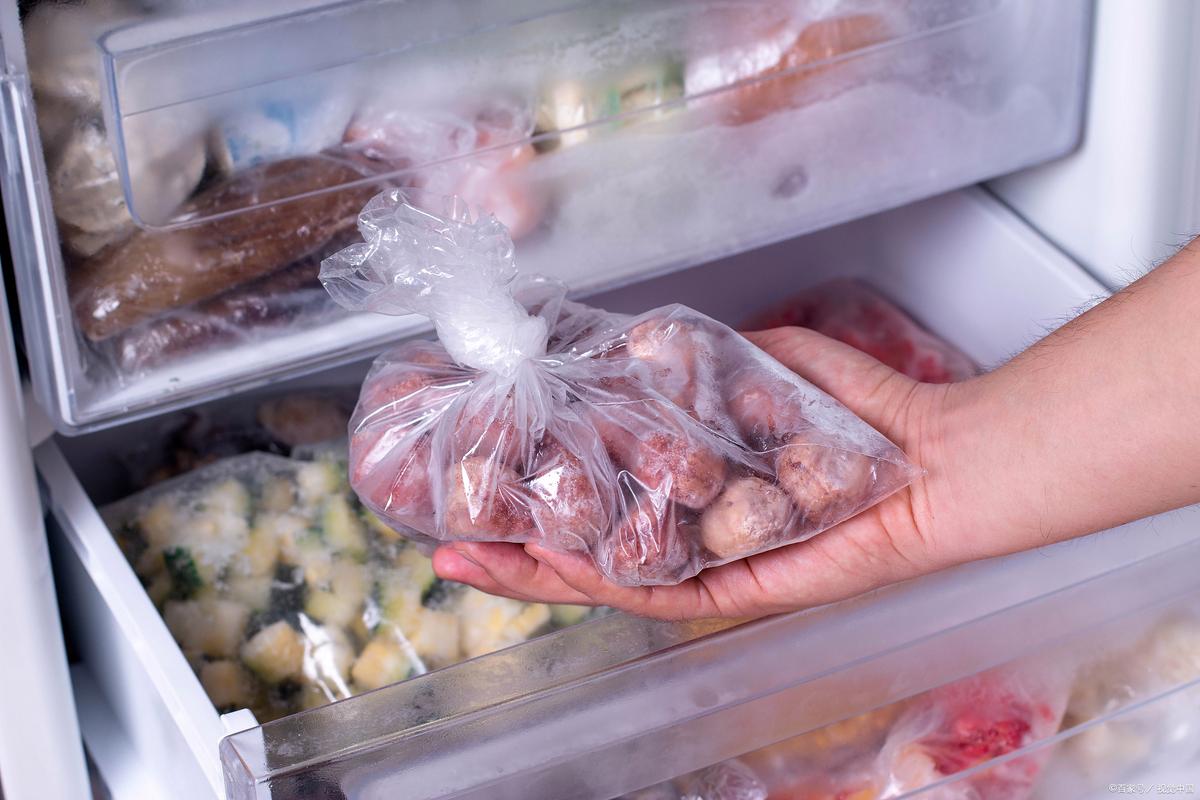 冰箱冷冻下,大多数微生物处于休眠状态,因此,相比冷藏,食品冷冻能
